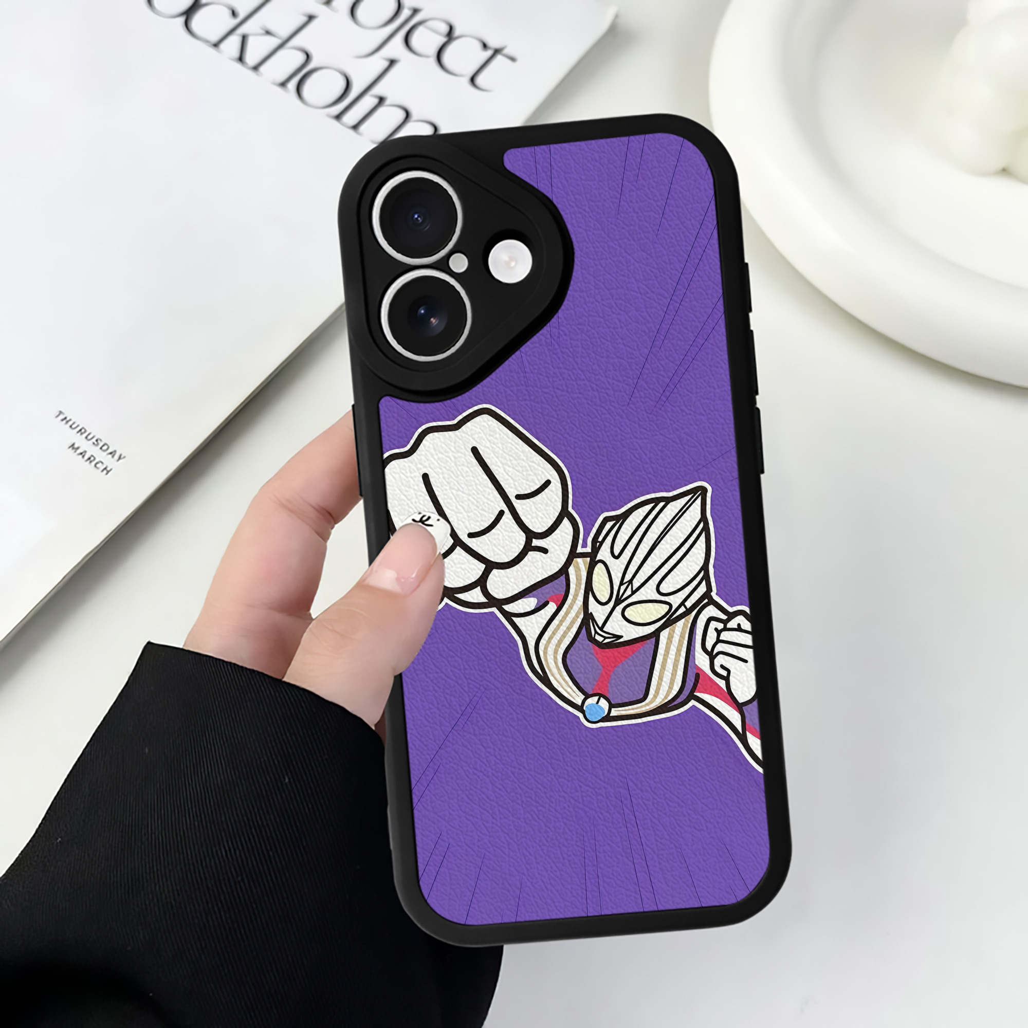 （画像用） ウルトラマン Ultraman 【iPhone 16シリーズ対応】シリコンスマホケース（レザー調） 材質：シリコン